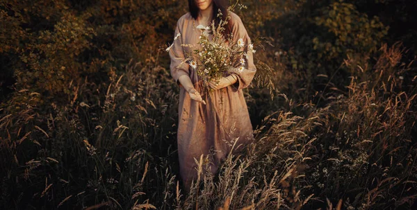 Krásná Žena Lněných Šatech Sbírá Divoké Květiny Letní Louce Večer — Stock fotografie