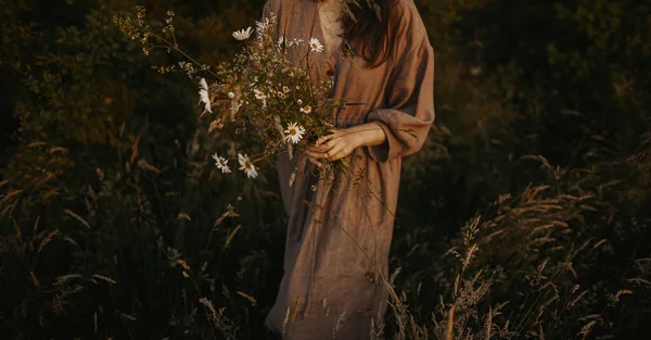 Hermosa Mujer Vestido Lino Recogiendo Flores Silvestres Prado Verano Por — Foto de Stock