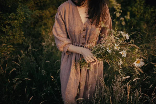 Mulher Bonita Vestido Linho Reunindo Flores Silvestres Prado Verão Noite — Fotografia de Stock