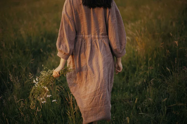 Beautiful Woman Linen Dress Walking Wildflowers Hand Summer Meadow Sunset — Stock Photo, Image