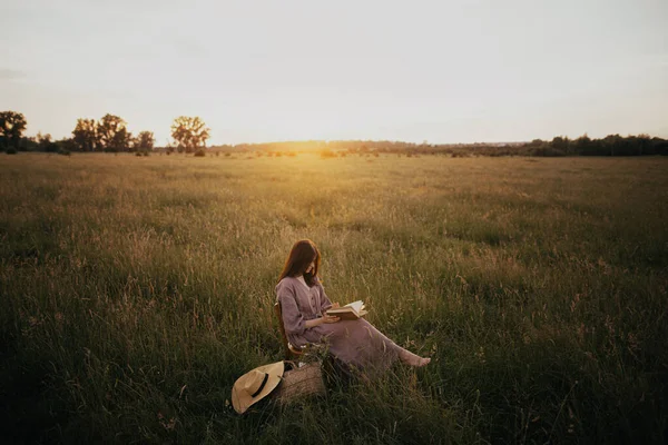 Hermosa Mujer Vestido Lino Libro Lectura Prado Verano Puesta Del — Foto de Stock