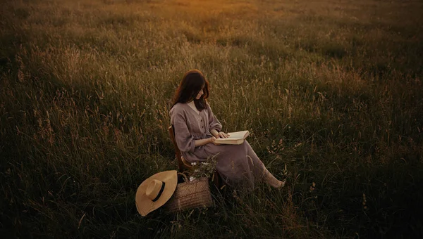Женщина Льняном Платье Читает Книгу Летом Закате Молодая Женщина Книгой — стоковое фото