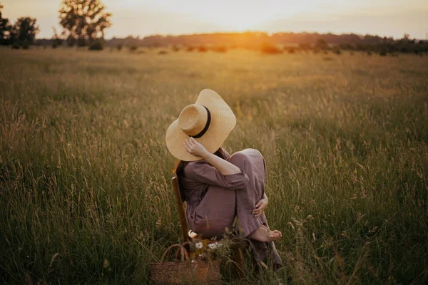 Keten Elbiseli Hasır Şapkalı Güzel Bir Kadın Gün Batımında Yaz — Stok fotoğraf