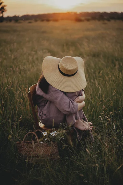 Keten Elbiseli Hasır Şapkalı Güzel Bir Kadın Yaz Otlağında Kırsal — Stok fotoğraf