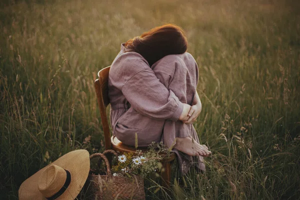아마포 아름다운 의자에 목초지에서 대기가고요 때입니다 노을에 시골에서 모자를 바구니에 — 스톡 사진