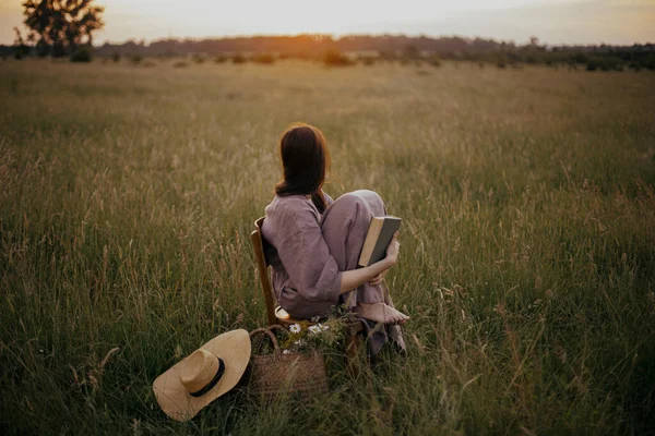 Beautiful Woman Linen Dress Sitting Rustic Chair Enjoying Sunset Summer — Stock Photo, Image