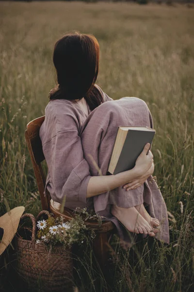 Mooie Vrouw Linnen Jurk Zitten Rustieke Stoel Dromen Zomer Weide — Stockfoto