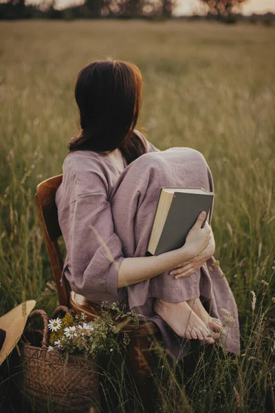 Mooie Vrouw Linnen Jurk Zitten Rustieke Stoel Genieten Van Zonsondergang — Stockfoto