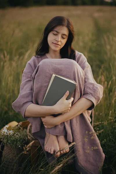 Mooie Vrouw Linnen Jurk Zitten Rustieke Stoel Dromen Zomer Weide — Stockfoto