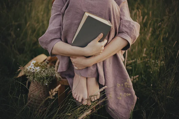 Hermosa Mujer Vestido Lino Sentado Descalzo Silla Rústica Con Libro —  Fotos de Stock