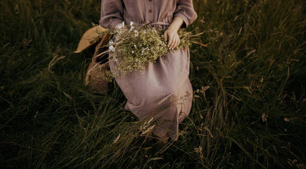 Schöne Frau Leinenkleid Sitzt Auf Rustikalem Stuhl Inmitten Von Gras — Stockfoto