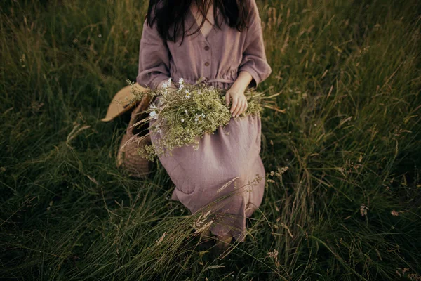 Mulher Bonita Com Buquê Flores Silvestres Sentado Descalço Cadeira Rústica — Fotografia de Stock