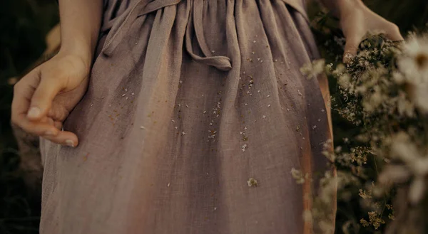 Όμορφο Λινό Φόρεμα Πέταλα Από Αγριολούλουδα Για Γυναίκα Μεταξύ Γρασίδι — Φωτογραφία Αρχείου