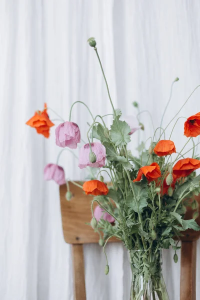 Bellissimo Bouquet Papaveri Rossi Viola Sedia Legno Sfondo Tessuto Rustico — Foto Stock