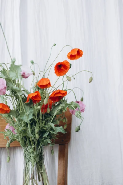 Bellissimo Bouquet Papaveri Sedia Legno Sfondo Tessuto Rustico Camera Raccolta — Foto Stock