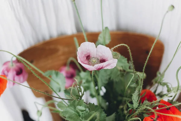 Bellissimo Bouquet Papaveri Sedia Legno Rustico Camera Raccolta Fiori Selvatici — Foto Stock