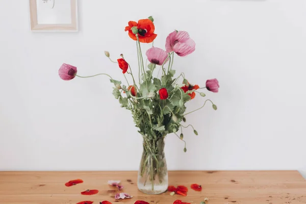 Hermoso Ramo Amapolas Mesa Madera Habitación Recoger Flores Silvestres Del — Foto de Stock