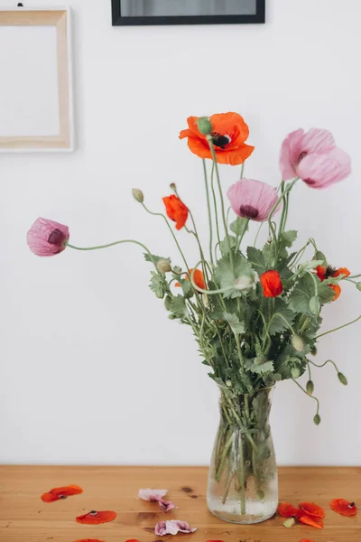 Indah Poppies Buket Meja Kayu Kamar Mengumpulkan Bunga Liar Pedesaan — Stok Foto