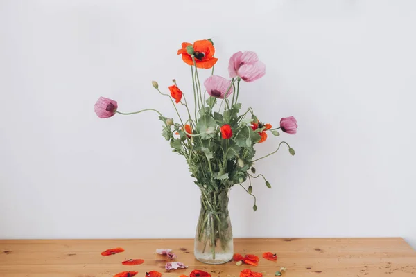 Indah Poppies Buket Meja Kayu Ruang Putih Mengumpulkan Bunga Liar — Stok Foto