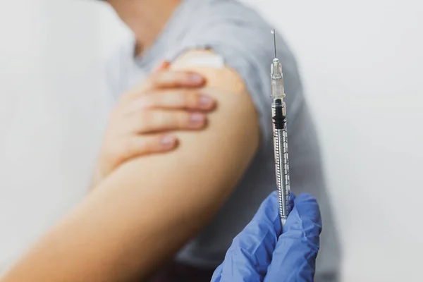 Concepto Vacunación Contra Coronavirus Jeringa Con Vacuna Covid Mano Del — Foto de Stock