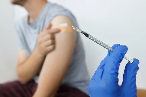 Konsep Vaksin Coronavirus Suntikan Dengan Vaksin Covid Tangan Dokter Latar — Stok Foto