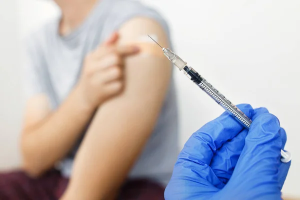 Jeringa Con Vacuna Mano Del Médico Sobre Fondo Del Hombre — Foto de Stock