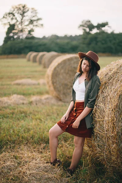 Stylish Woman Hat Standing Hay Bale Summer Evening Field Atmospheric — Stock Photo, Image