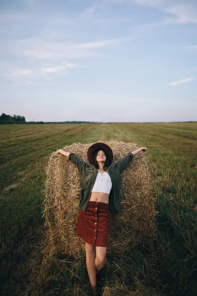 Schöne Stilvolle Frau Mit Hut Entspannen Auf Heuhaufen Sommerabend Feld — Stockfoto
