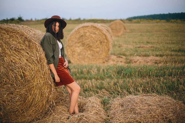 Stylish Woman Hat Standing Hay Bale Summer Evening Field Atmospheric — Stock Photo, Image