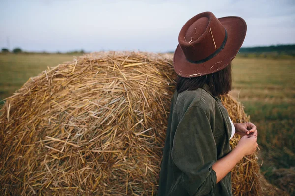 Stylish Woman Hat Straw Standing Haystack Summer Evening Field Atmospheric — Stock Photo, Image
