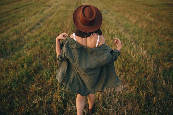 Prachtige Zorgeloze Vrouw Hoed Wandelen Avond Zomerveld Jonge Vrolijke Stijlvolle — Stockfoto