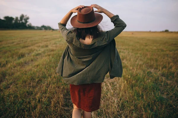 Bella Donna Spensierata Cappello Che Cammina Nel Campo Estivo Serale — Foto Stock