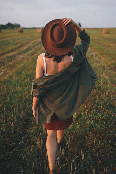 Schöne Unbeschwerte Frau Mit Hut Die Abendlichen Sommerfeld Spazieren Geht — Stockfoto