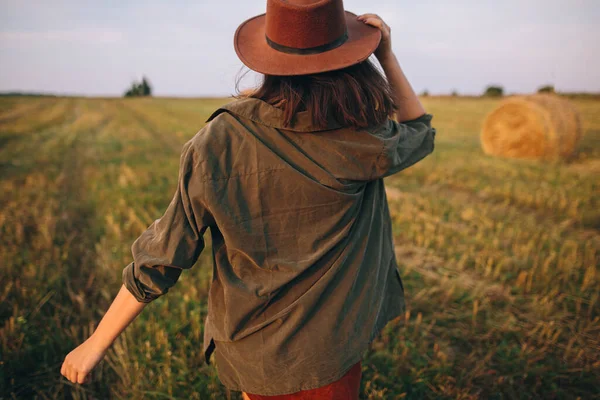 Wanita Cantik Yang Riang Dengan Topi Berjalan Lapangan Musim Panas — Stok Foto