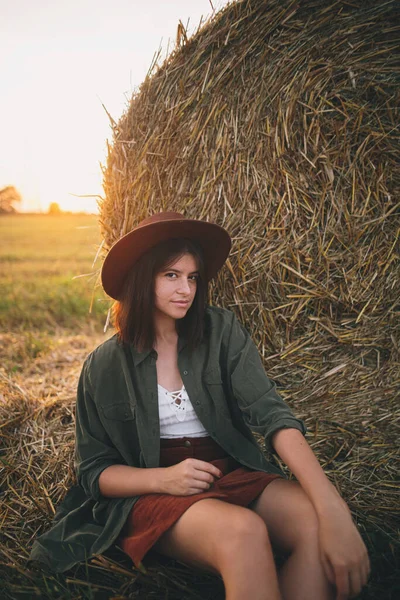 Beautiful Stylish Woman Hat Sitting Haystacks Enjoying Evening Sunny Summer — Stock Photo, Image