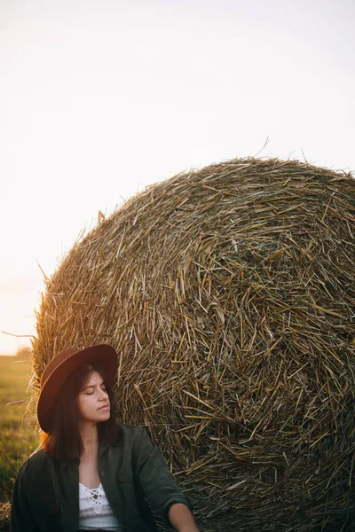 Mulher Bonita Elegante Chapéu Sentado Palheiros Desfrutando Noite Campo Verão — Fotografia de Stock