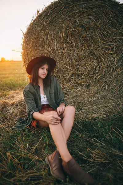 Beautiful Stylish Woman Hat Sitting Haystacks Enjoying Evening Sunny Summer — Stock Photo, Image