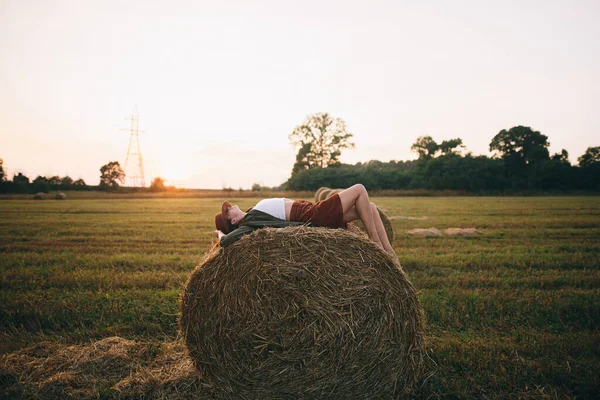Wanita Cantik Dengan Topi Riang Berbaring Tumpukan Jerami Bawah Sinar — Stok Foto