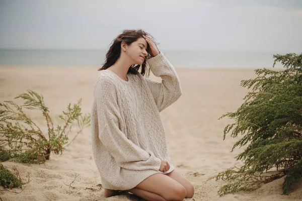 Schöne Frau Mit Windigen Haaren Sitzt Sandstrand Vor Dem Hintergrund — Stockfoto