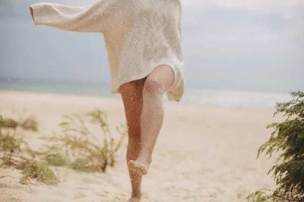 Sand Vor Dem Hintergrund Schöner Frauenbeine Die Barfuß Sandstrand Spazieren — Stockfoto