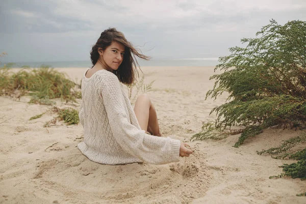 Hermosa Mujer Con Pelo Ventoso Sentado Playa Arena Con Hierba — Foto de Stock