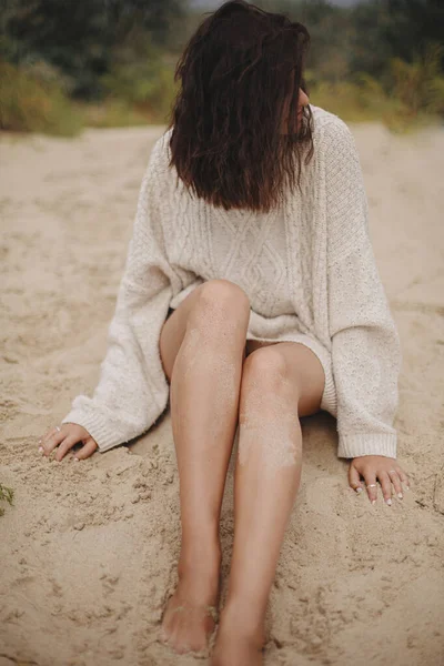 Schöne Frau Mit Gebräunten Beinen Sand Sandstrand Mit Grünem Gras — Stockfoto