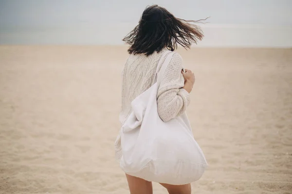 Mulher Bonita Elegante Com Cabelo Ventoso Sacola Andando Praia Areia — Fotografia de Stock
