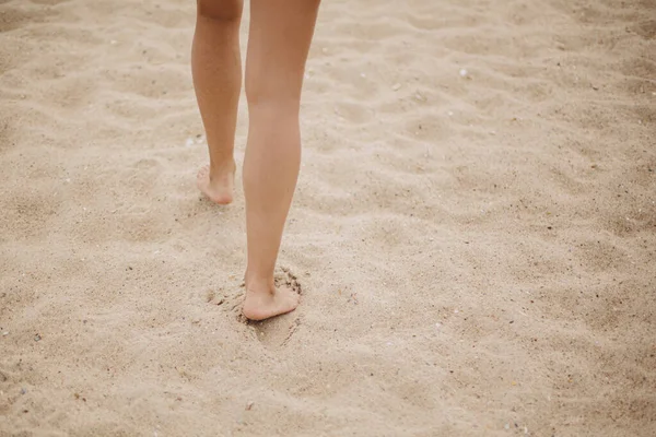 美丽的女人赤脚走在沙滩上 无忧无虑的度假心情 时尚的年轻女性在海滨放松 饱览风景 夏天的海滩案文的篇幅 — 图库照片