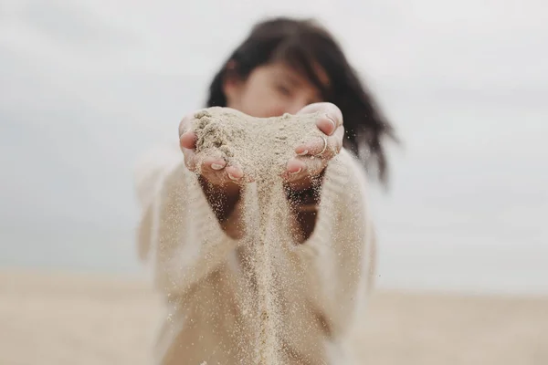 Frauenhände Halten Sand Strand Unbeschwerter Moment Stilvolle Junge Frau Pullover — Stockfoto