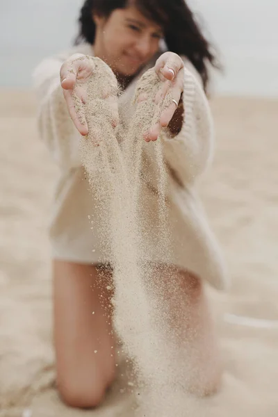 Stilvolle Junge Frau Pullover Sand Strand Hände Großaufnahme Sand Läuft — Stockfoto