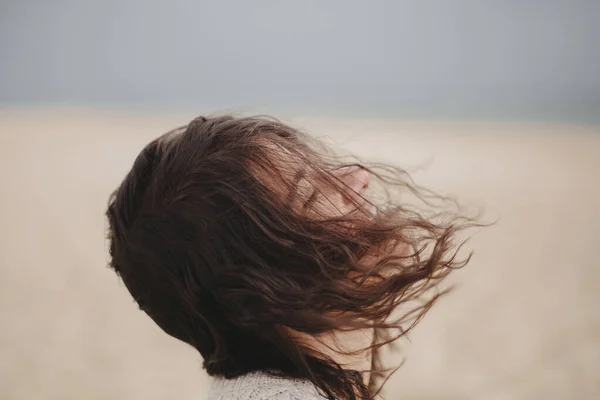 Ξέγνοιαστη Όμορφη Γυναίκα Θυελλώδη Μαλλιά Φόντο Αμμώδους Παραλίας Και Θάλασσας — Φωτογραφία Αρχείου