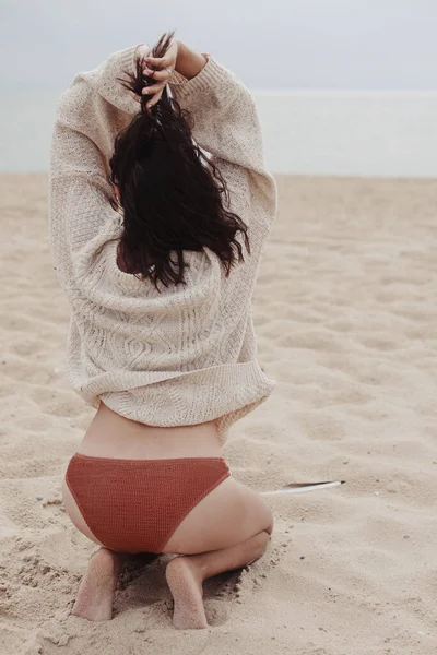 Schöne Glückliche Frau Mit Windigen Haaren Die Sandstrand Meer Sitzt — Stockfoto