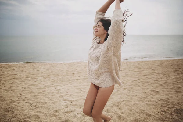 Mulher Bonita Despreocupada Com Cabelo Ventoso Correndo Praia Areia Ondas — Fotografia de Stock