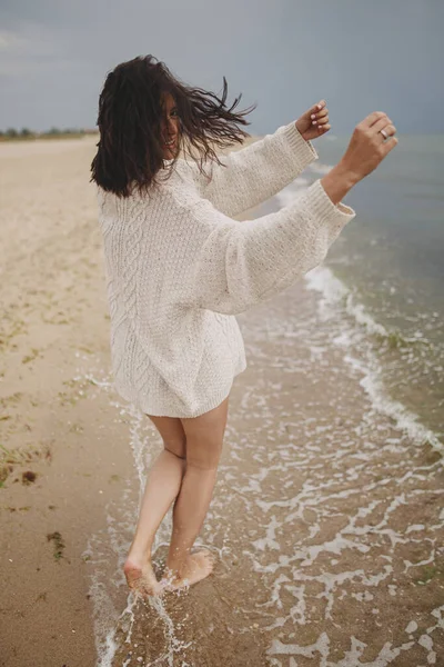 Unbeschwerte Schöne Frau Mit Windigen Haaren Die Sandstrand Kalten Meereswellen — Stockfoto